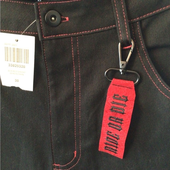 🚨 NWT Black With Red Stitch Men’s Ride or Die Shorts Chain, Skull, & Star Detail - Picture 4 of 6